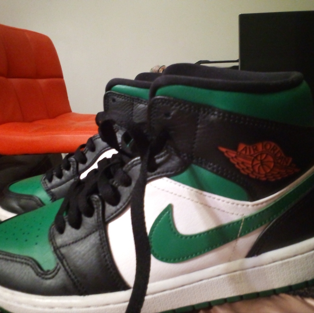 Jordan1 mids  pine green